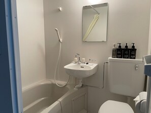 シャワー付き浴槽、バスアメニティ (無料)、ヘアドライヤー、スリッパ