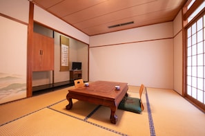 Japanese Style Room, Non Smoking | In-room safe, desk, free WiFi - Grand Hotel Seifuso (Omuta)