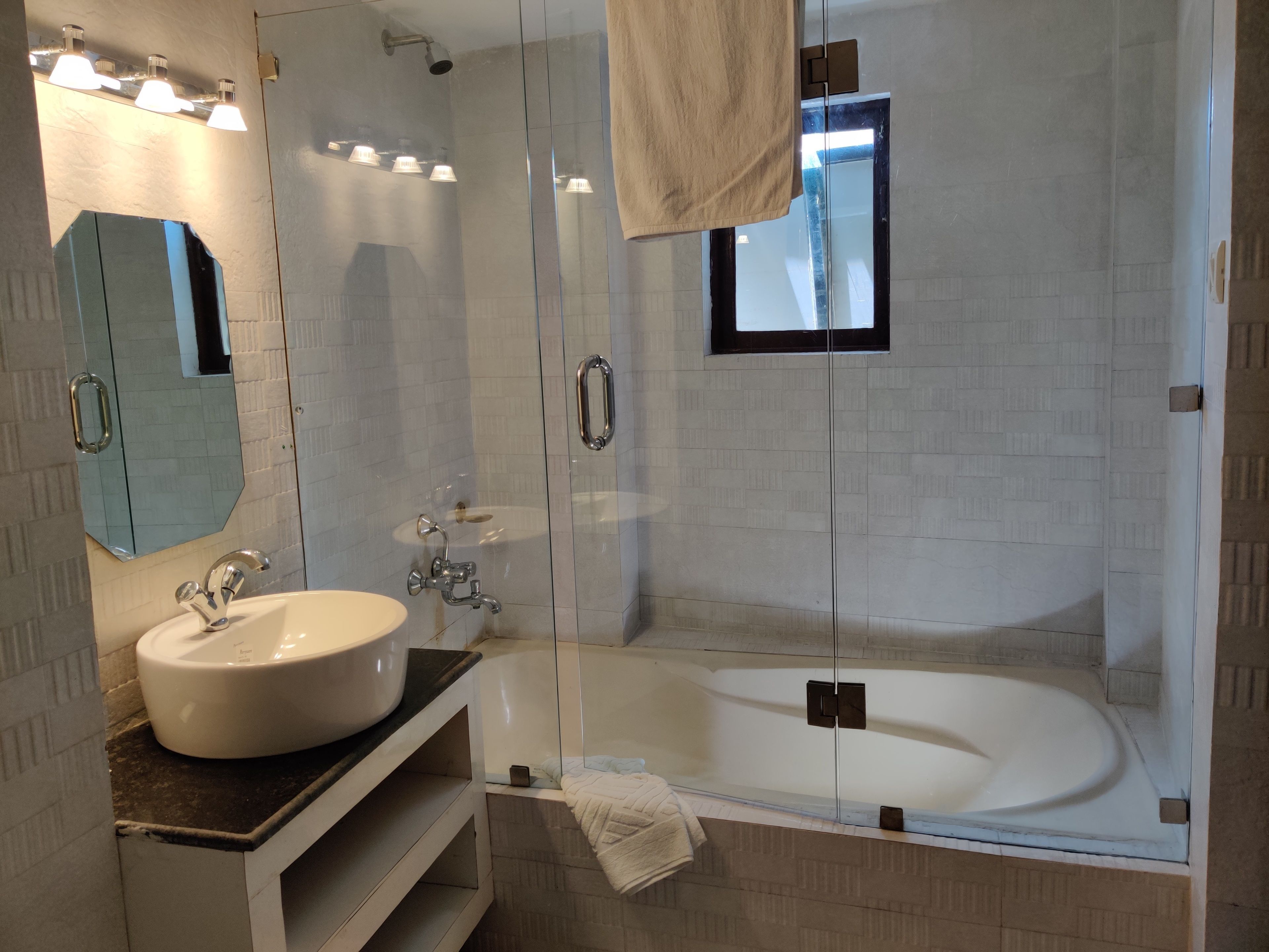 Camera Luxury | Bagno | Asciugacapelli, pantofole, asciugamani, sapone
