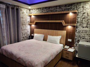 Premium bedding, memory-foam beds, minibar, blackout curtains - Hostmandu (Lalitpur)