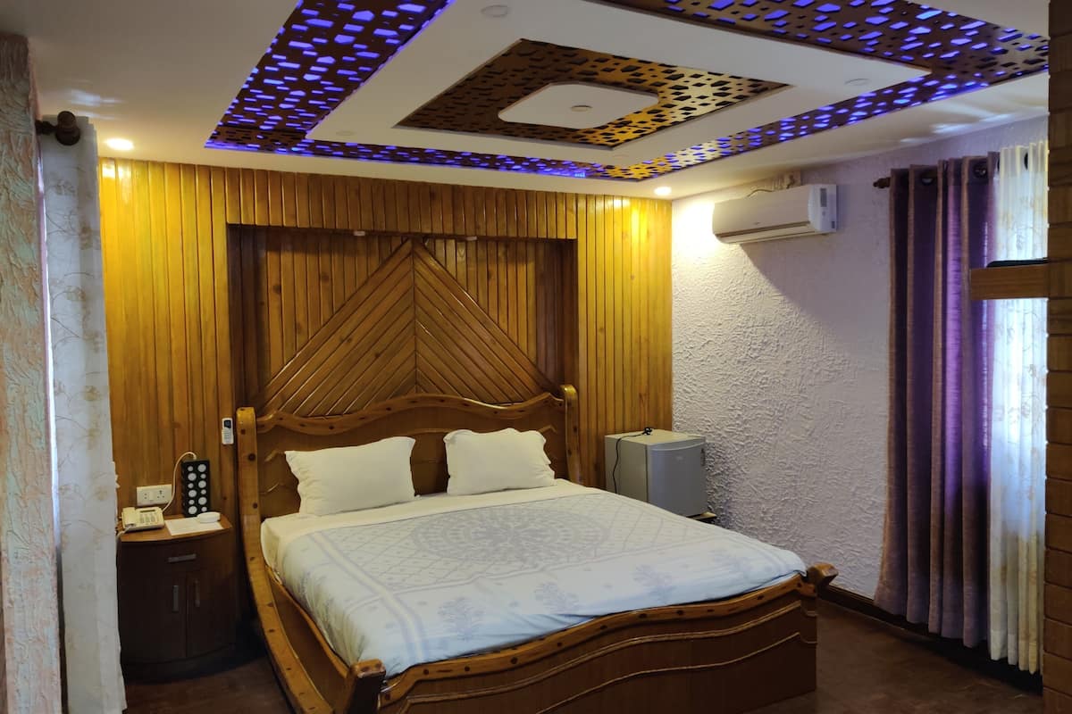 Habitación Deluxe con 1 cama matrimonial o 2 individuales | Ropa de cama de alta calidad, camas con efecto memoria y minibar