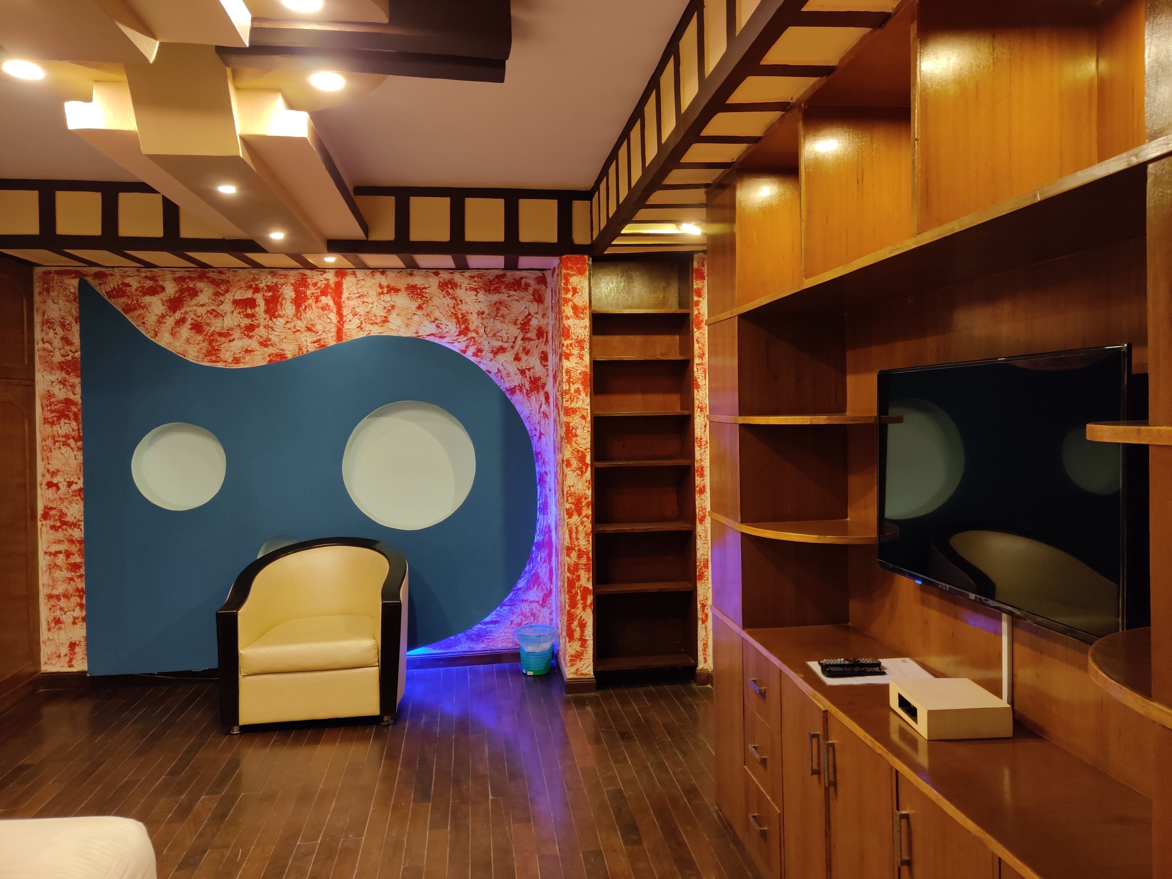 Luxury Room | Living area | 44-inch Smart TV with digital channels, TV