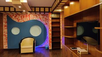 Luxury Room | Living area | 44-inch Smart TV with digital channels, TV