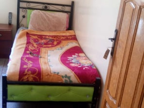 Single Room | Bed sheets - Hôtel Café de Paris (Smara)