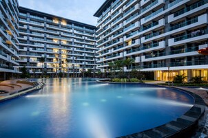Una piscina al aire libre
