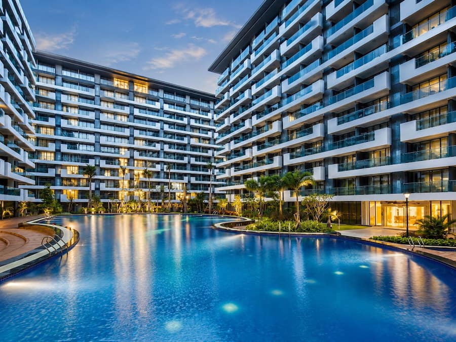 Piscina externa, funciona das 11h às 21h, espreguiçadeiras