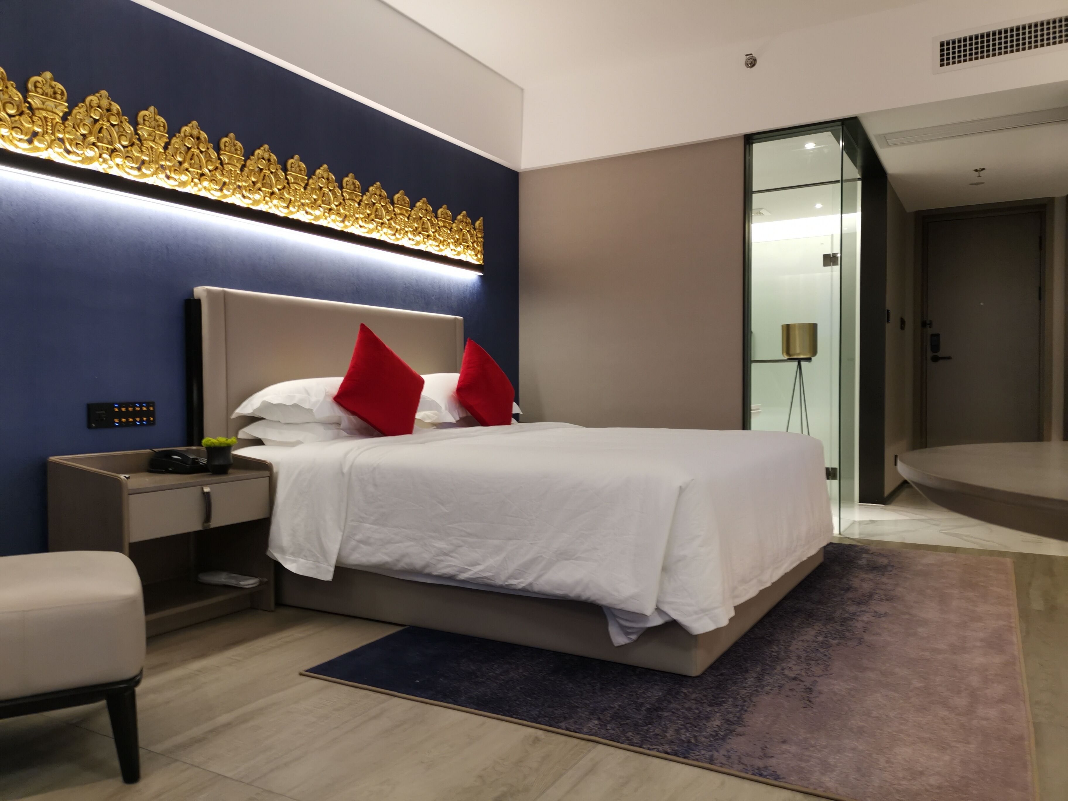 Deluxe King Room | Caja de seguridad en la habitación y escritorio 