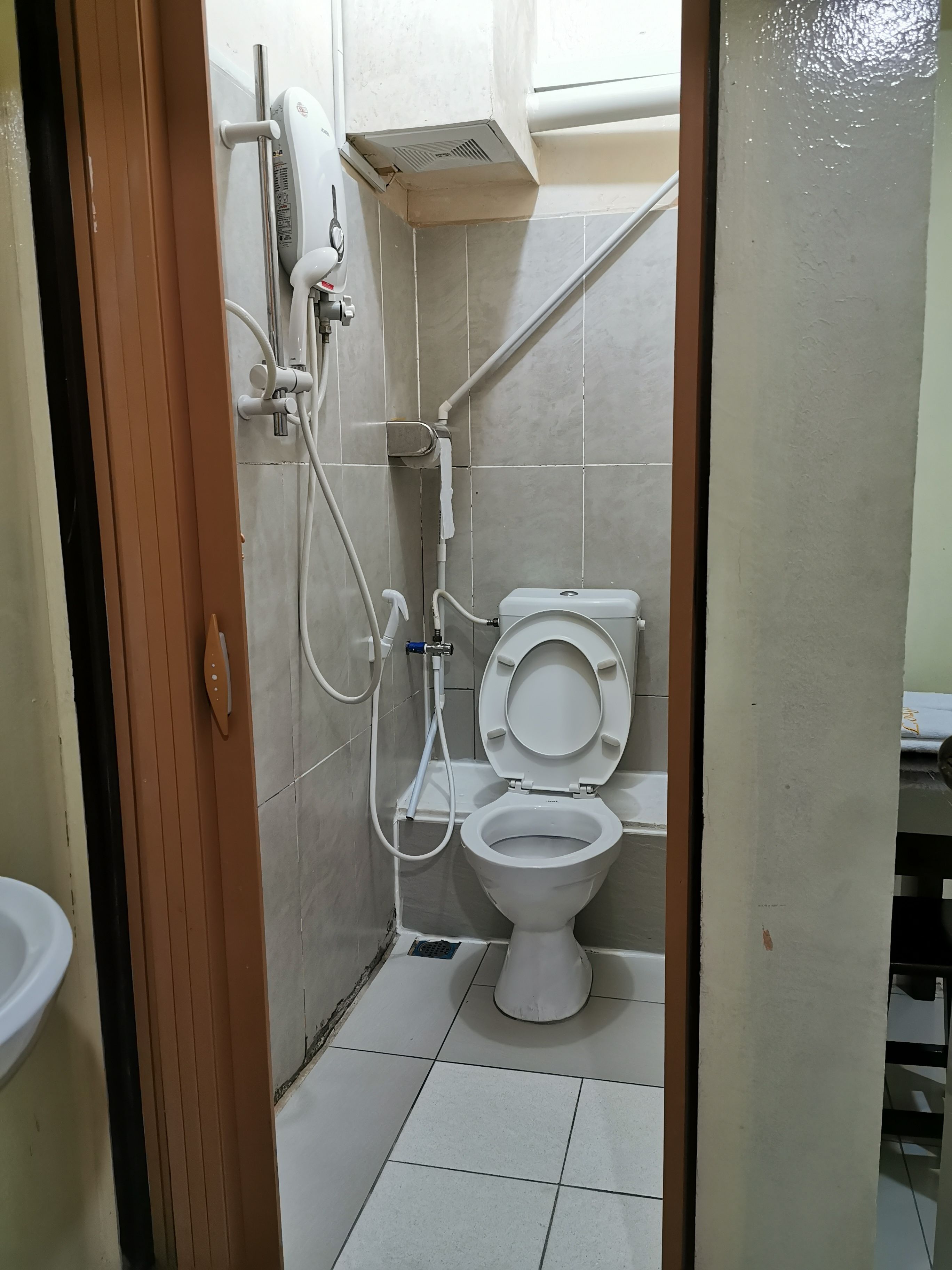 Economy Double Room (A) | Bathroom | Shower, free toiletries, slippers, bidet