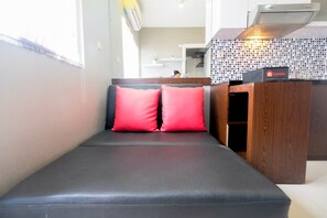 Appartement, 2 chambres | Aire de séjour | Téléviseur
