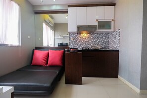 Appartement, 2 slaapkamers | Privékitchenette | Een koelkast, een kookplaat, een waterkoker, kookgerei, borden en bestek