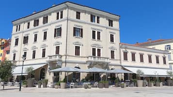 Desayuno a la carta (EUR 15 por persona)