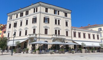 Daily cooked-to-order breakfast (EUR 15 per person)