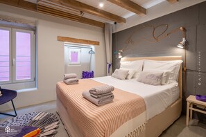 ห้องดับเบิล (Room 2, Alley View, First Floor) | เครื่องนอนระดับพรีเมียม, เตียงเมมโมรีโฟม, ตู้นิรภัยในห้องพัก