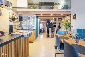 เพนท์เฮาส์, วิวทะเล (Room 4, Third Floor) | เครื่องนอนระดับพรีเมียม, เตียงเมมโมรีโฟม, ตู้นิรภัยในห้องพัก