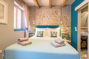 Chambre Double (Room 0, Patio View, Ground Floor)