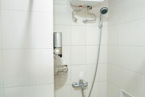 Appartement, 1 chambre | Douche de la salle de bain