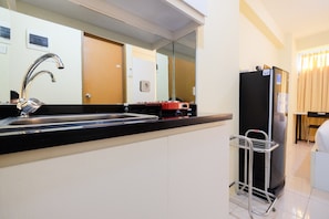 Refrigerador, placa de cocina, utensilios de cocina