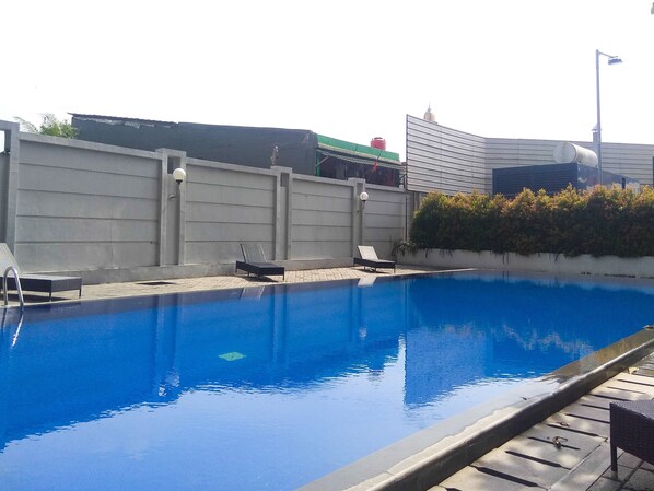 Una piscina al aire libre