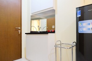 Refrigerador, placa de cocina, utensilios de cocina
