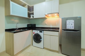 Apartemen, 2 kamar tidur | Dapur kecil pribadi | Lemari es, kompor, dan peralatan masak/sendok-piring