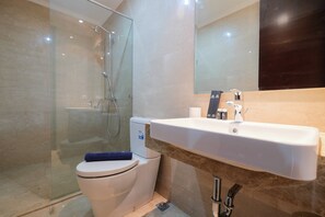 Departamento, 2 habitaciones | Baño | Regadera, amenidades de baño gratuitas, toallas 