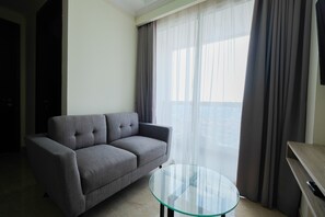 อพาร์ทเมนท์, 2 ห้องนอน | บริเวณนั่งเล่น | ทีวี