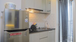 Apartment, 2 Bedrooms | Dapur kecil peribadi | Peti sejuk, dapur, alat memasak/pinggan mangkuk/perkakas dapur 