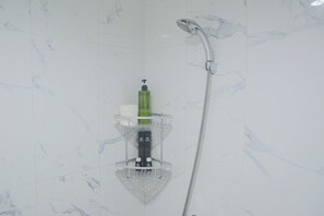Apartment, 2 Schlafzimmer | Badezimmerausstattung | Dusche, kostenlose Toilettenartikel, Handtücher