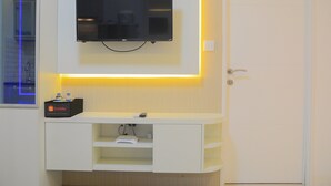 Apartment, 2 Bedrooms | Televisyen