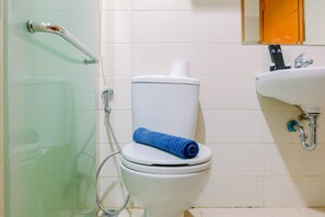 A bathroom with a toilet, a shower, and a sink. - 2BR Apartment with City View @ Woodland Park Residence (Jakarta)