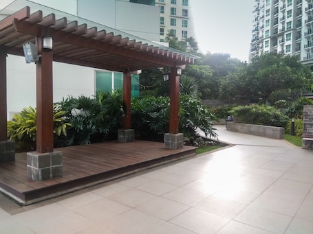 Jardines del alojamiento. 2BR Apartment with City View @ Woodland Park Residence