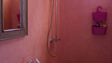 Apartament | Bany | Dutxa, tovalloles, sabó i paper higiènic