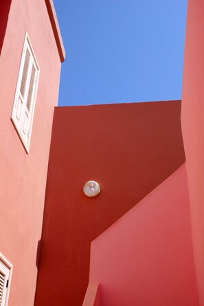 Vista frontal de la propiedad