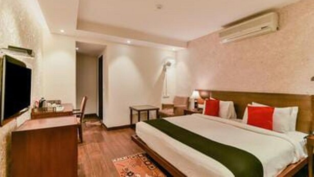 Deluxe Single Room | In-room safe, desk, laptop workspace, soundproofing - Hotel Crown Imperial (New Delhi)