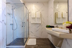 淋浴设施、免费洗浴用品、吹风机、拖鞋