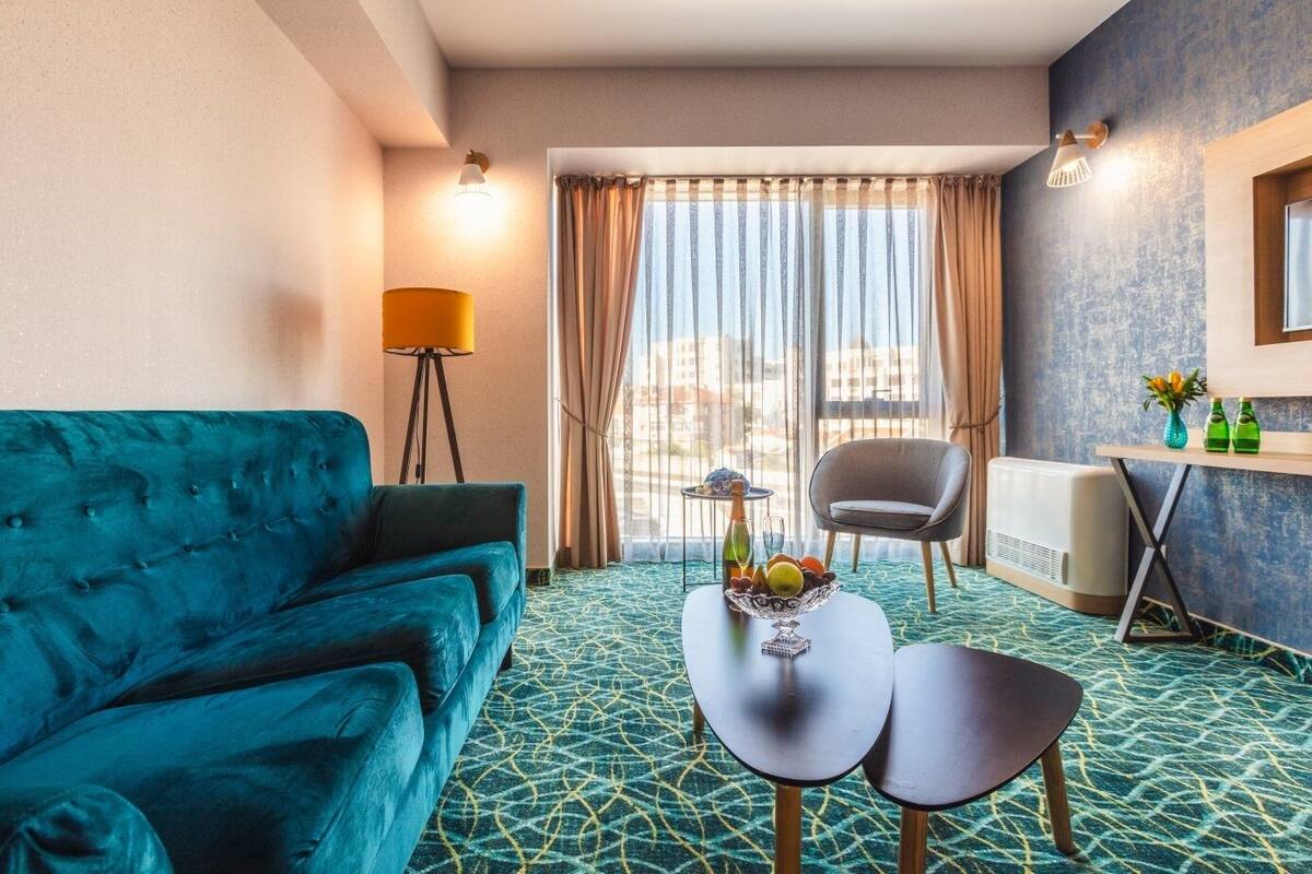 Minibar, in-room safe, individually decorated, individually furnished