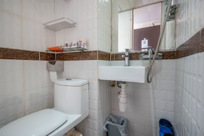 Habitación triple básica | Baño