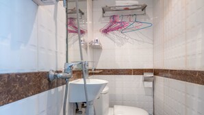 Quarto triplo básico | Banheiro