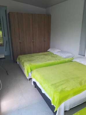 Vierbettzimmer | Kostenloses WLAN, Bettwäsche