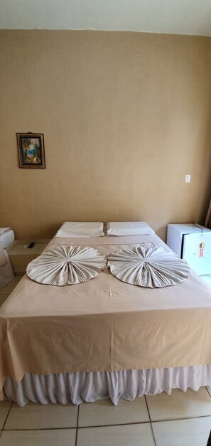 Habitación triple estándar | Minibar, decoración personalizada, wifi gratis y ropa de cama 