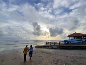 Playa en los alrededores y playa de arena blanca 