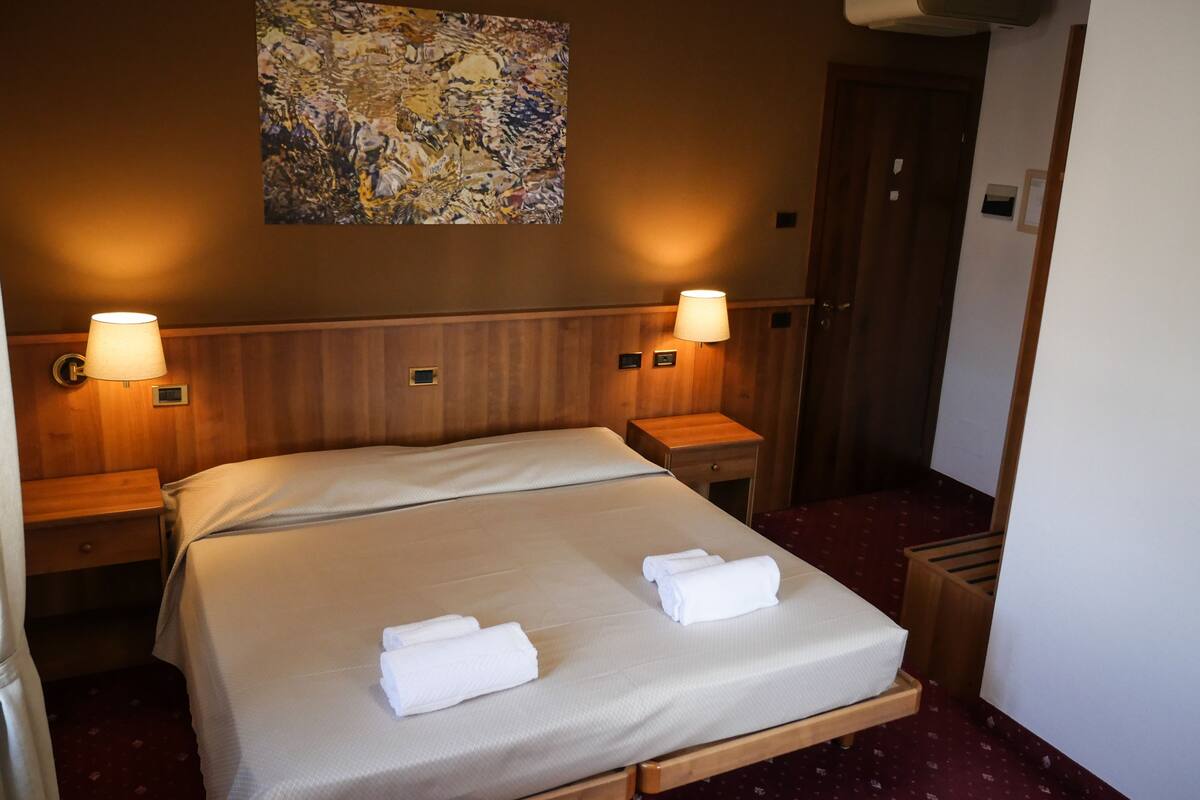 1 bedroom, desk, free wifi, bed sheets