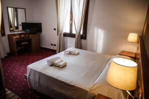書桌、免費 Wi-Fi、床單
