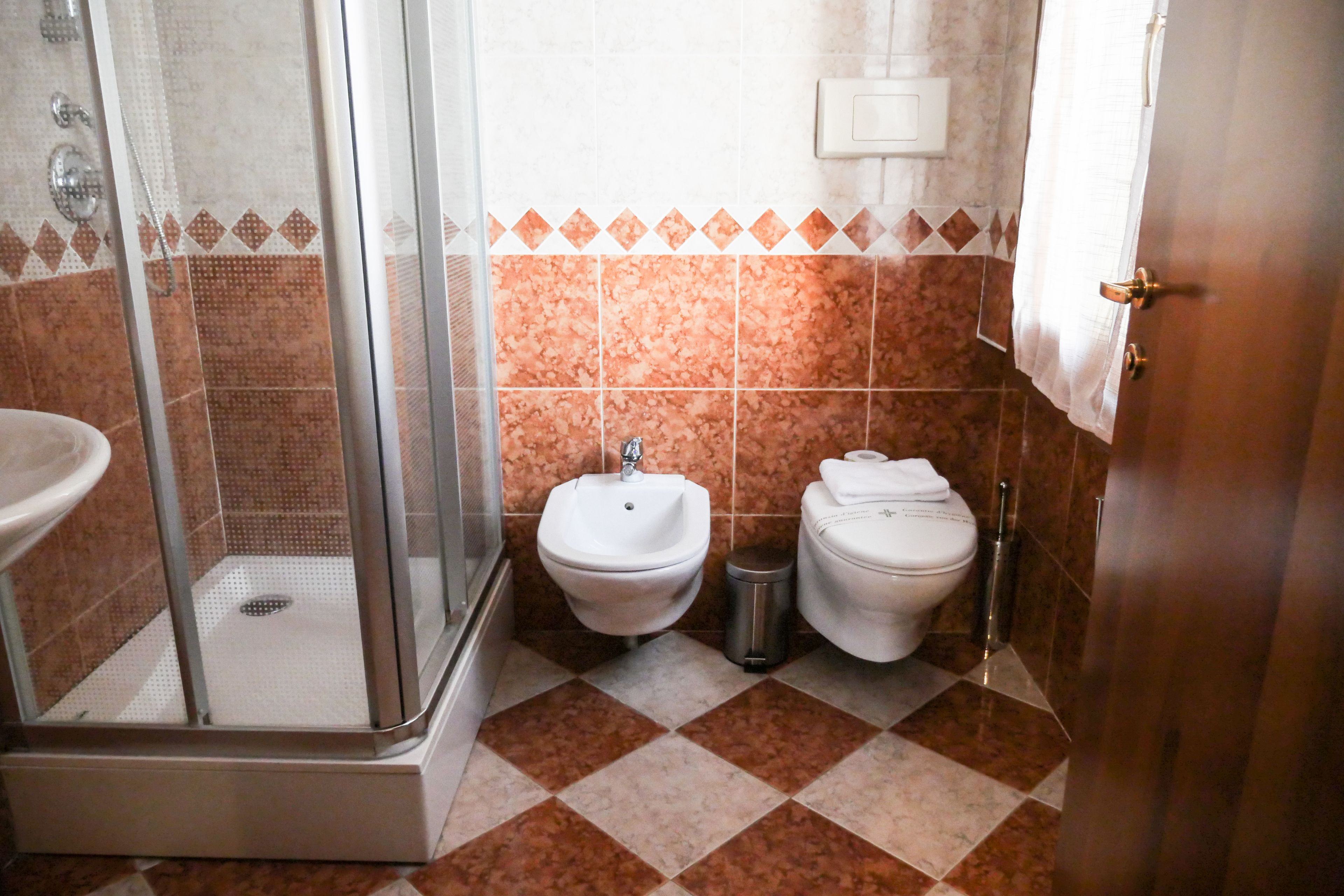 shower, rainfall showerhead, free toiletries, hair dryer