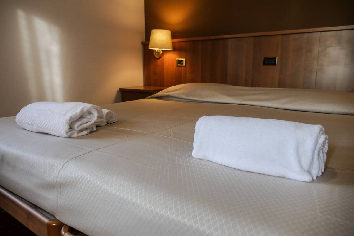 1 bedroom, desk, free wifi, bed sheets