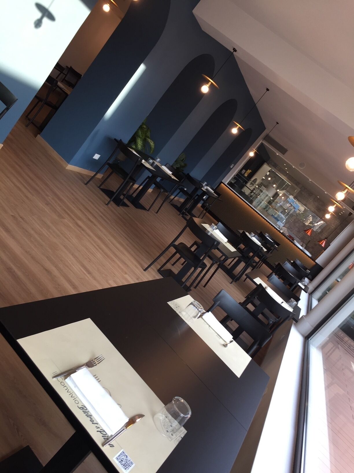 lunch and dinner served, italian cuisine