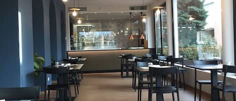 Serveert lunch en diner, Italiaanse gerechten
