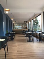 Lunch and dinner served, Italian cuisine