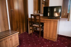 Classic Triple Room | Room amenity