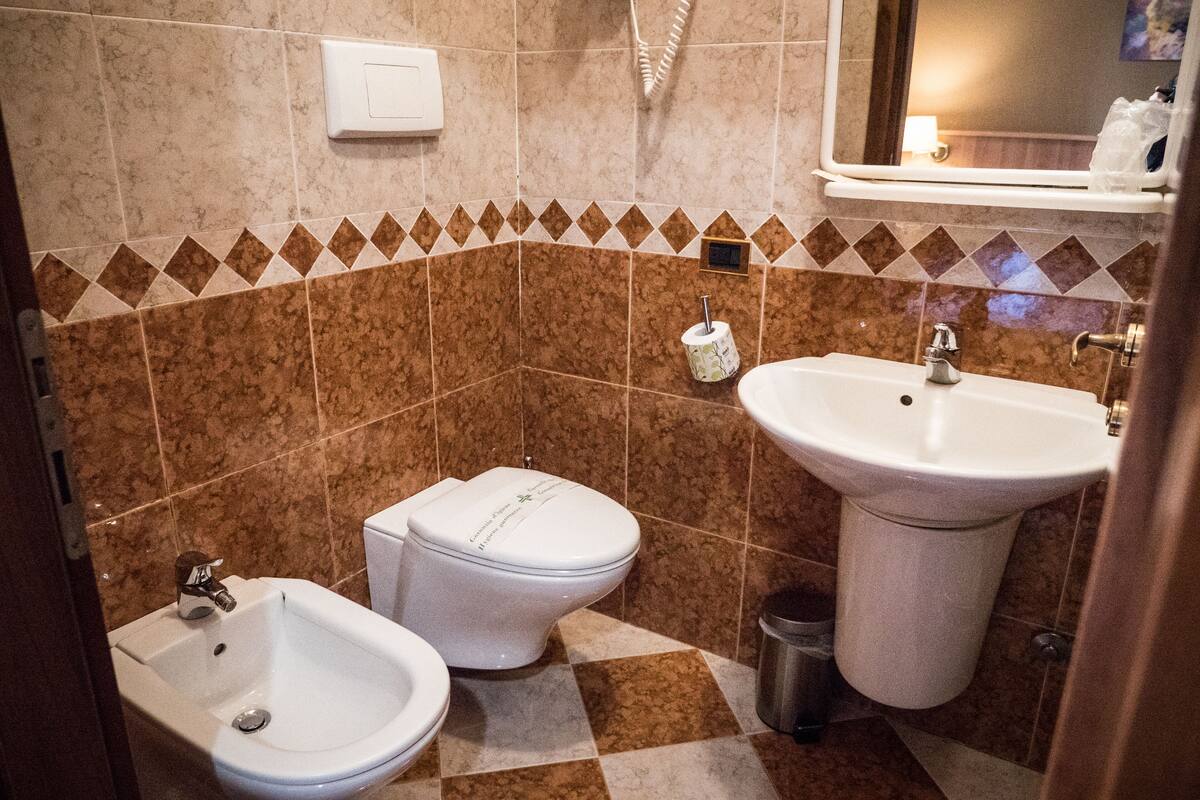 classic quadruple room | bathroom | shower, rainfall showerhead, free toiletries, hair dryer